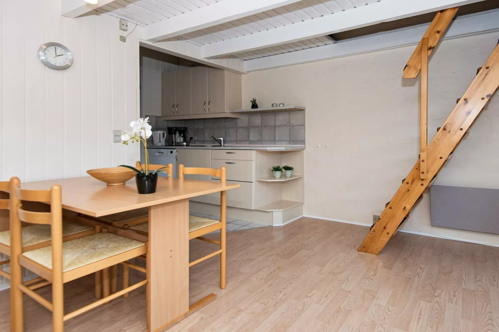 3 room,2 levels,dishwasher-Indoor