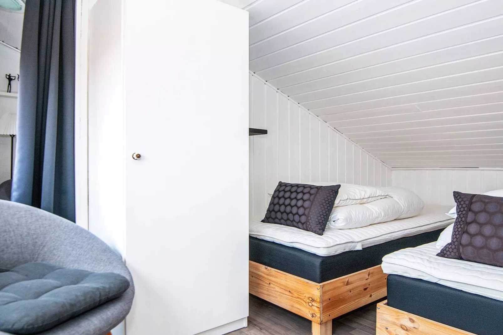 3 room,2 levels,dishwasher-Indoor