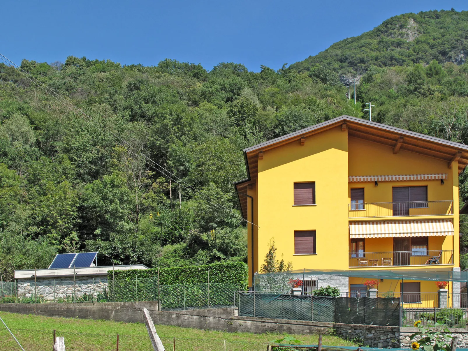 Gialla-Outside