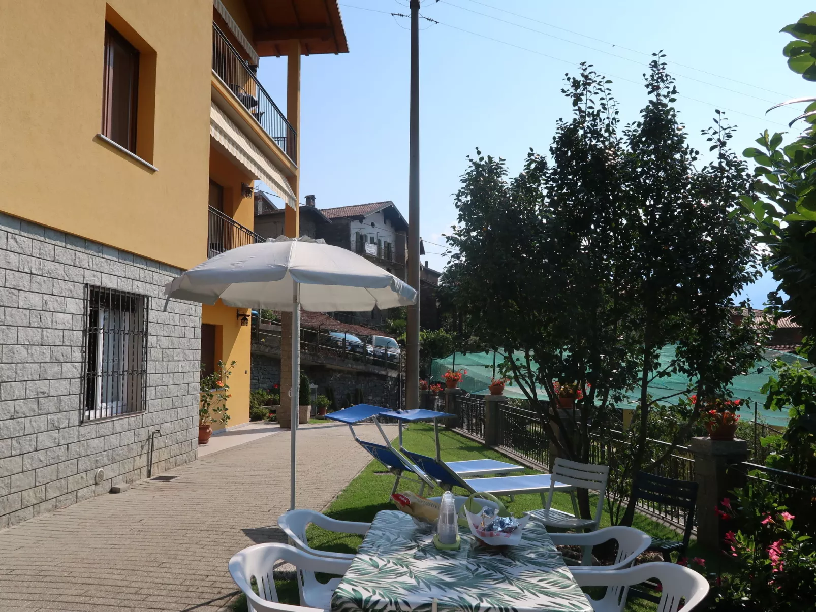 Gialla-Outside