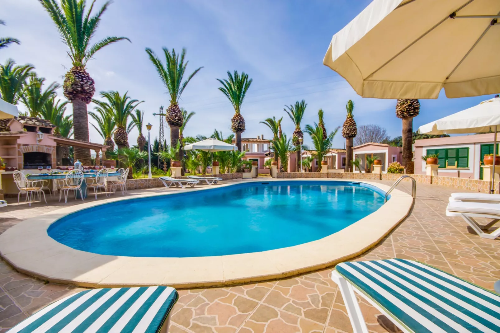 Can Comaro-Exterior summer