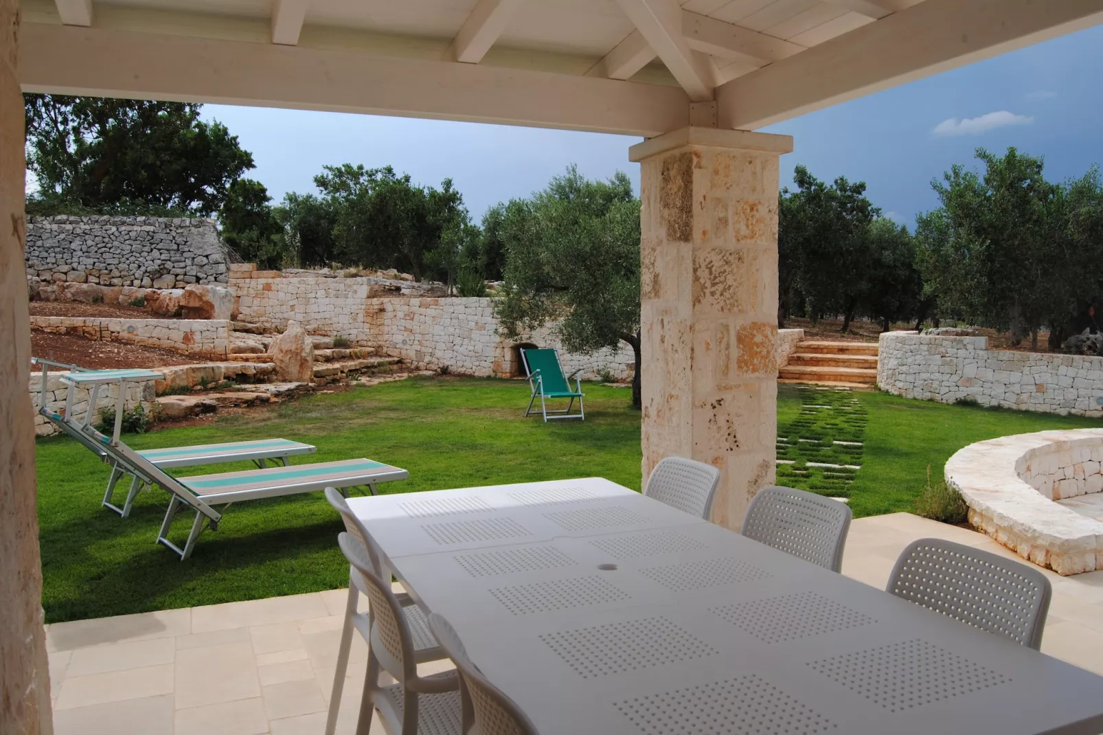 Trullo Amato Cisternino-Gardens summer