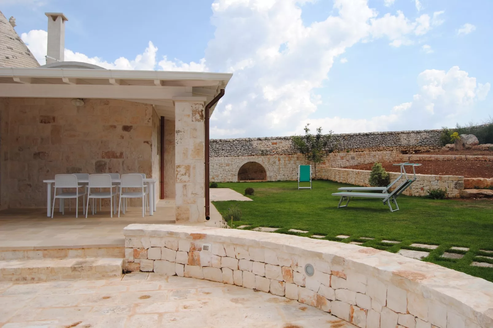 Trullo Amato Cisternino-Gardens summer