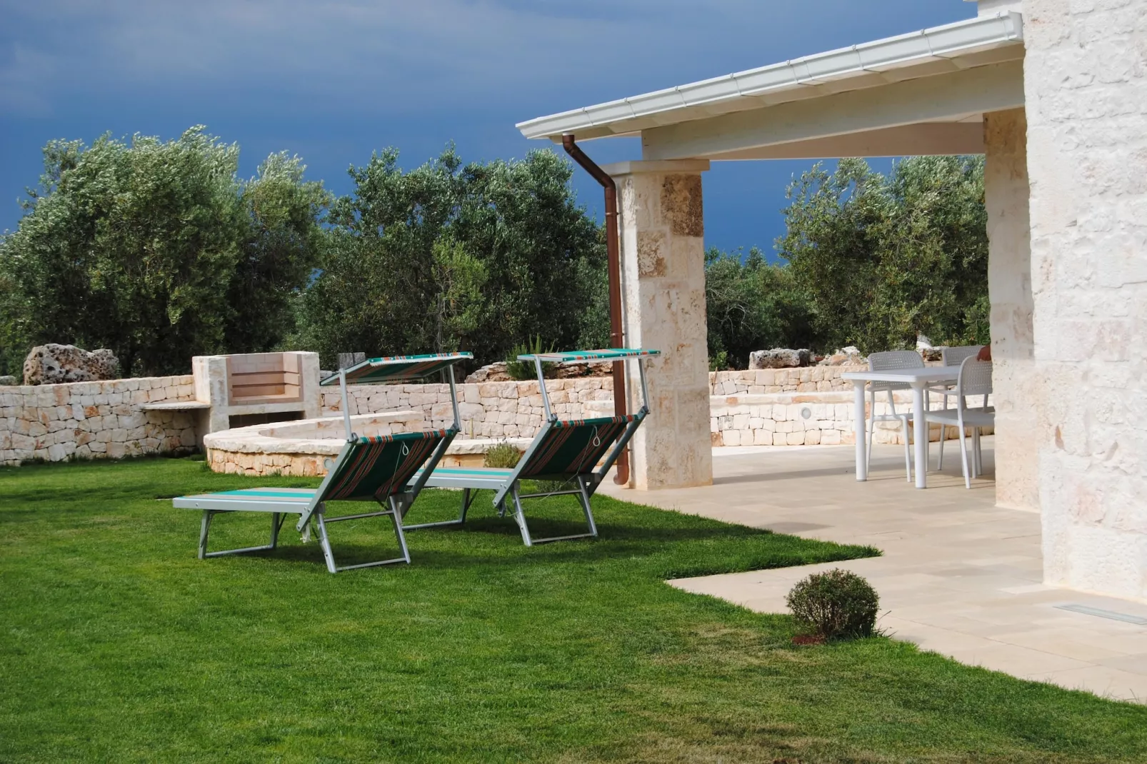 Trullo Amato Cisternino-Gardens summer
