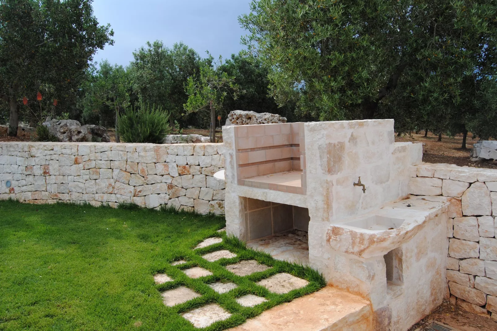 Trullo Amato Cisternino-Gardens summer