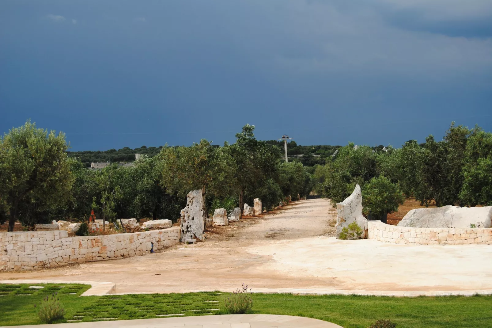 Trullo Amato Cisternino-Gardens summer