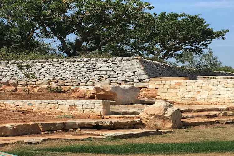 Trullo Amato Cisternino-Gardens summer