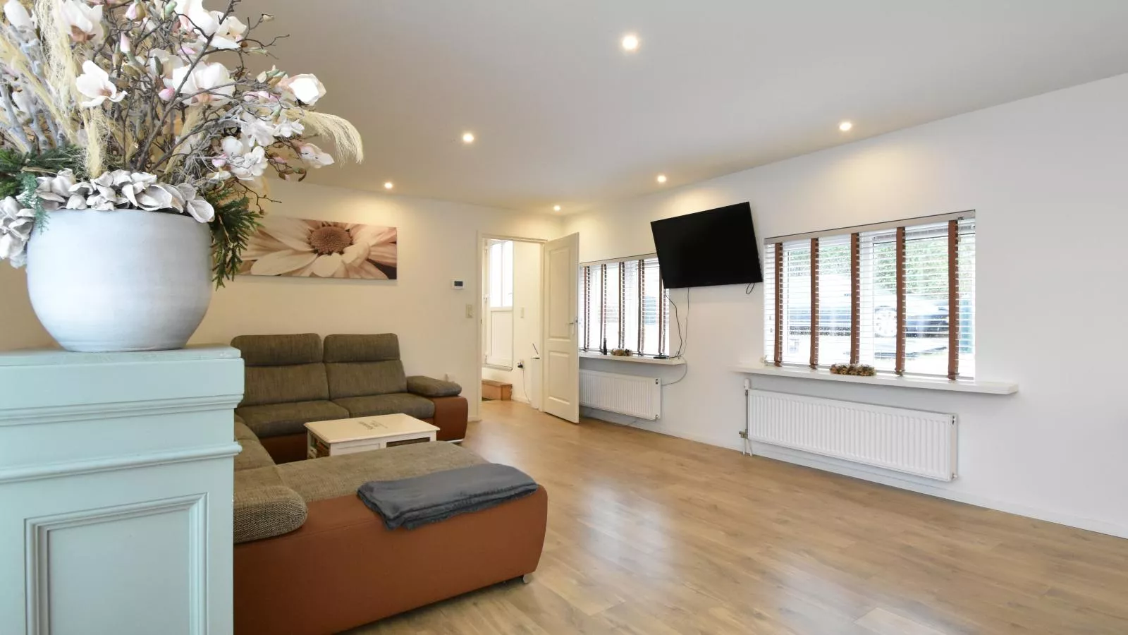 Aldabra-Living room