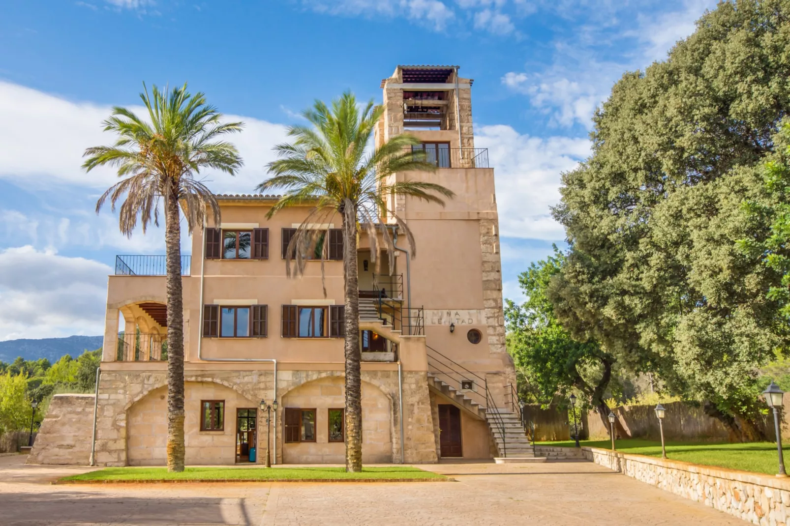 Sa Mina-Exterior summer