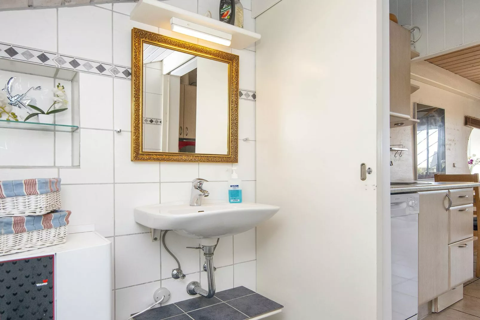 3 room,2 levels,dishwasher-Indoor