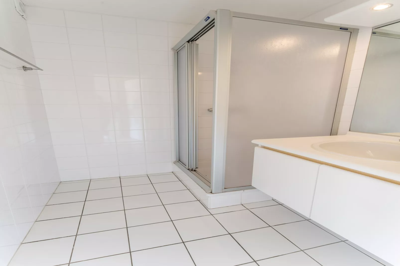 PLAZA A1/A1B01-Bathroom
