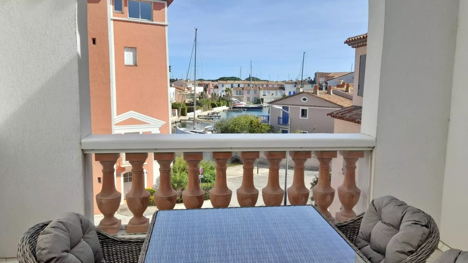 Maison Kiwi-View summer
