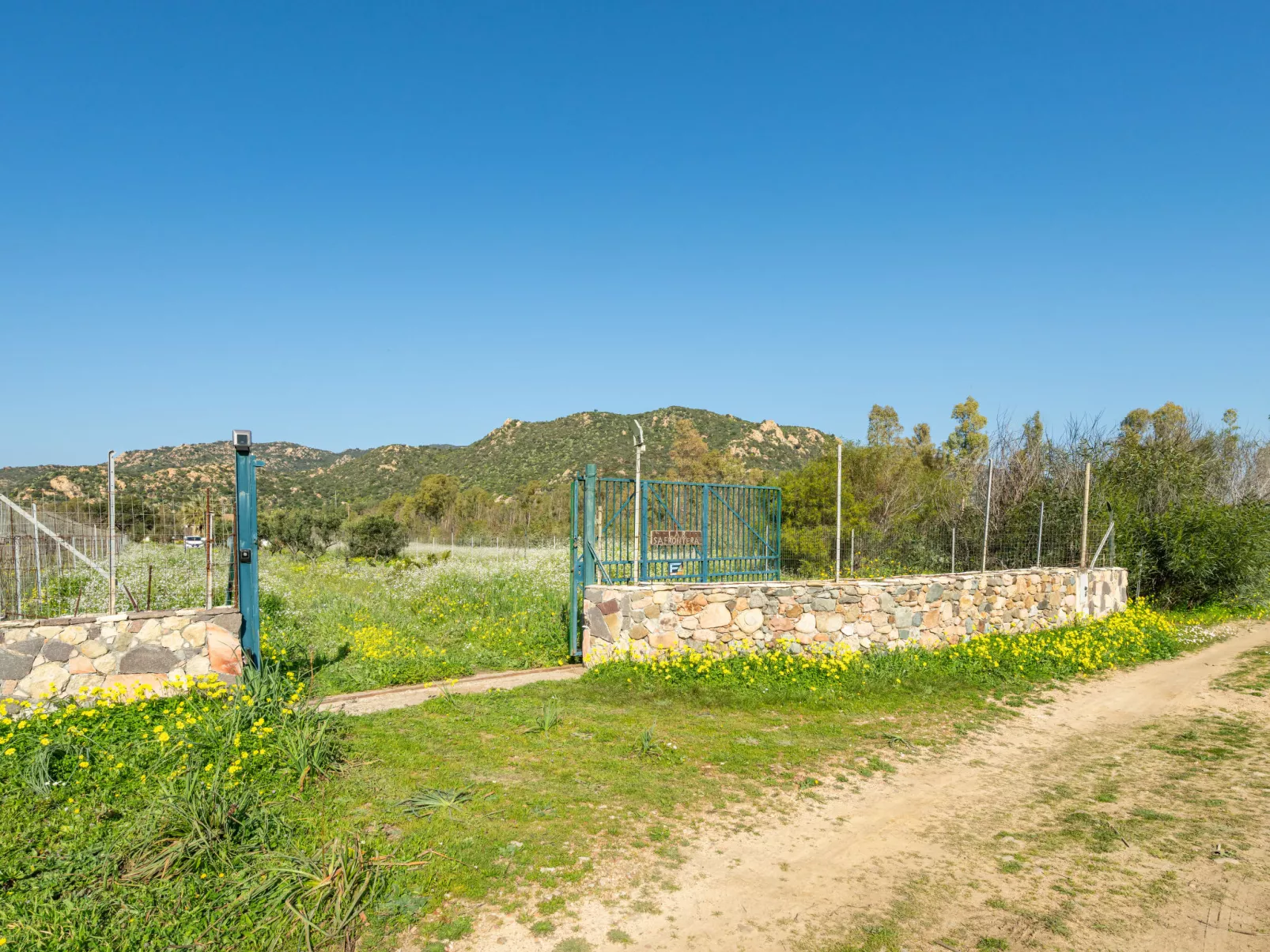 Sa Frontera-Outside