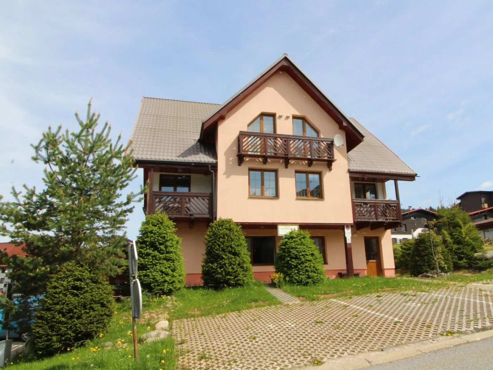 V Borovicích-Outside