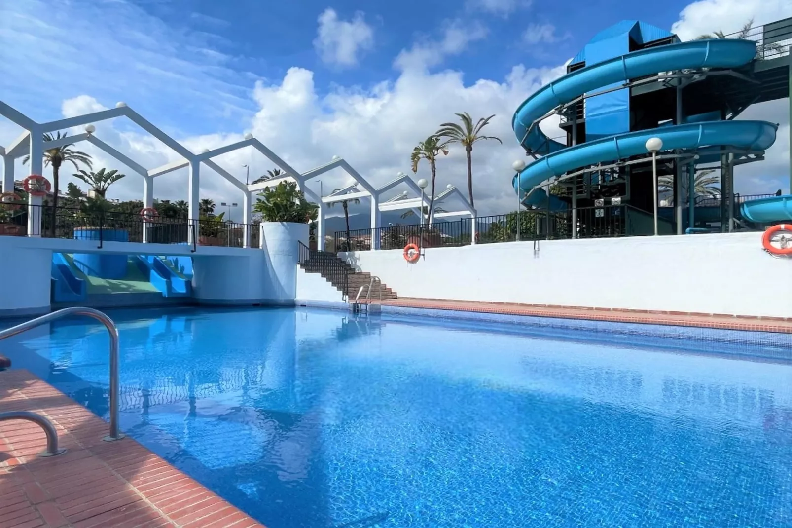 Apartamento con terraza y vistas 327-Piscine