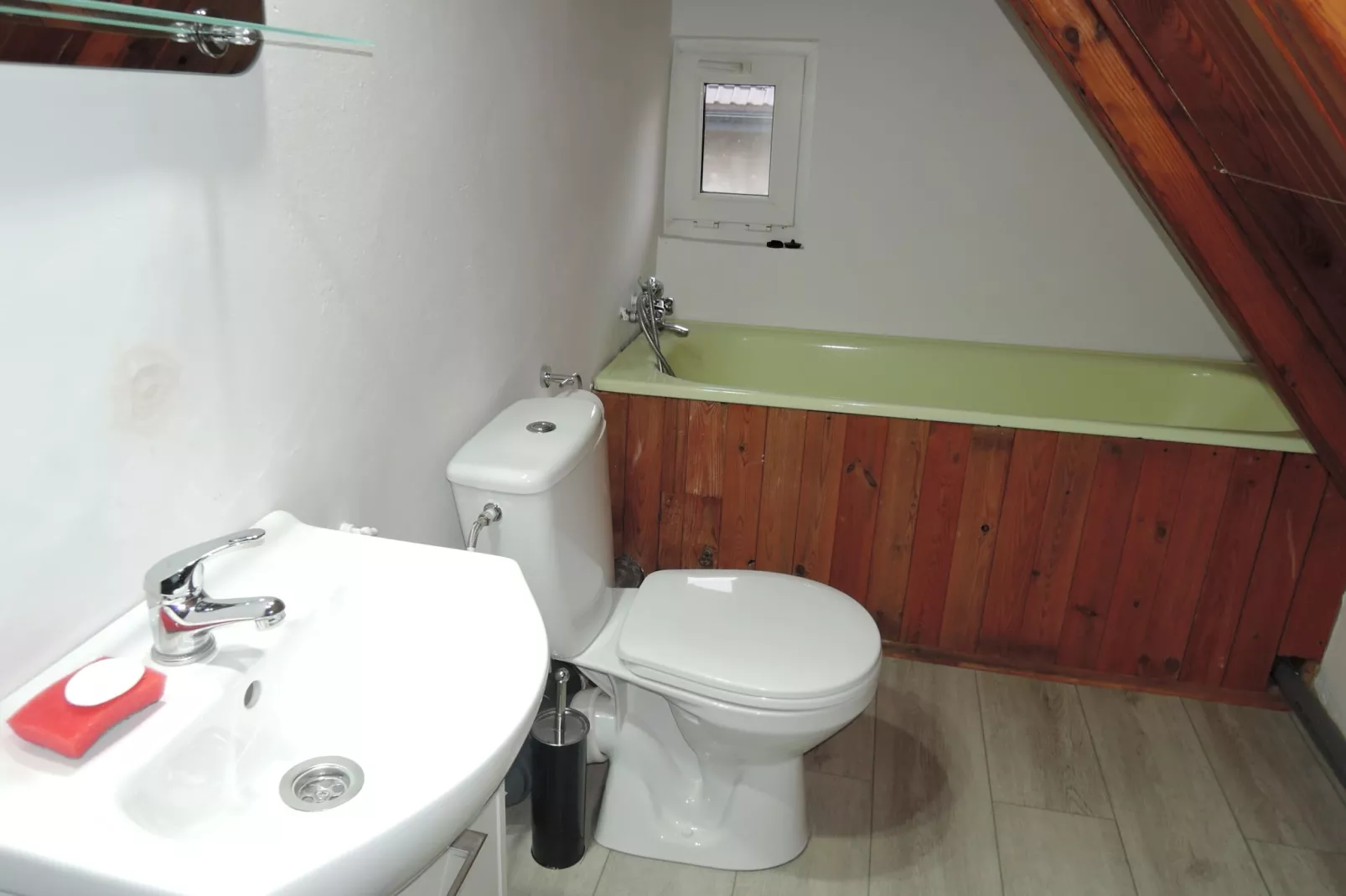 Red doored house Stepnica-Bathroom