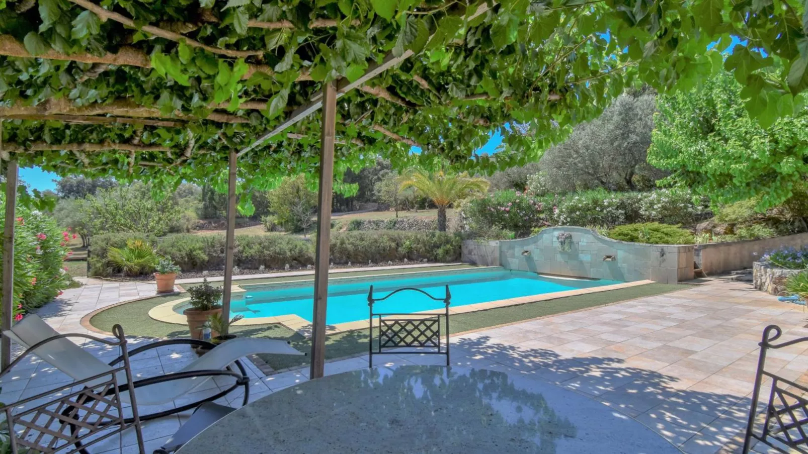 Mas de la Peirouard-Gardens summer