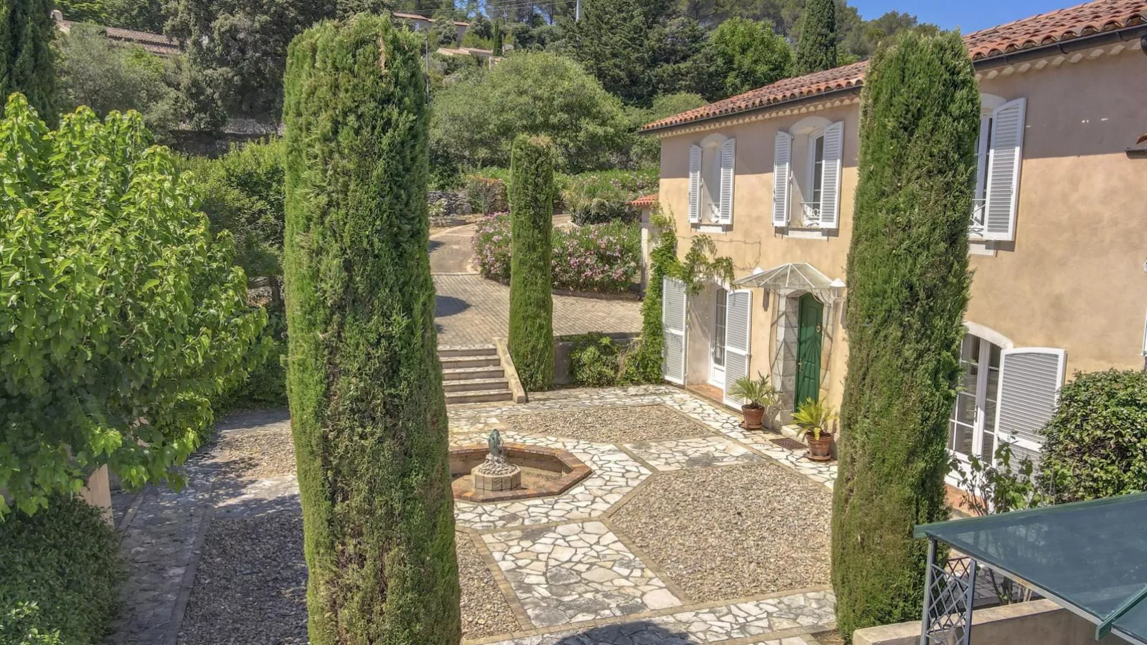 Mas de la Peirouard-Gardens summer
