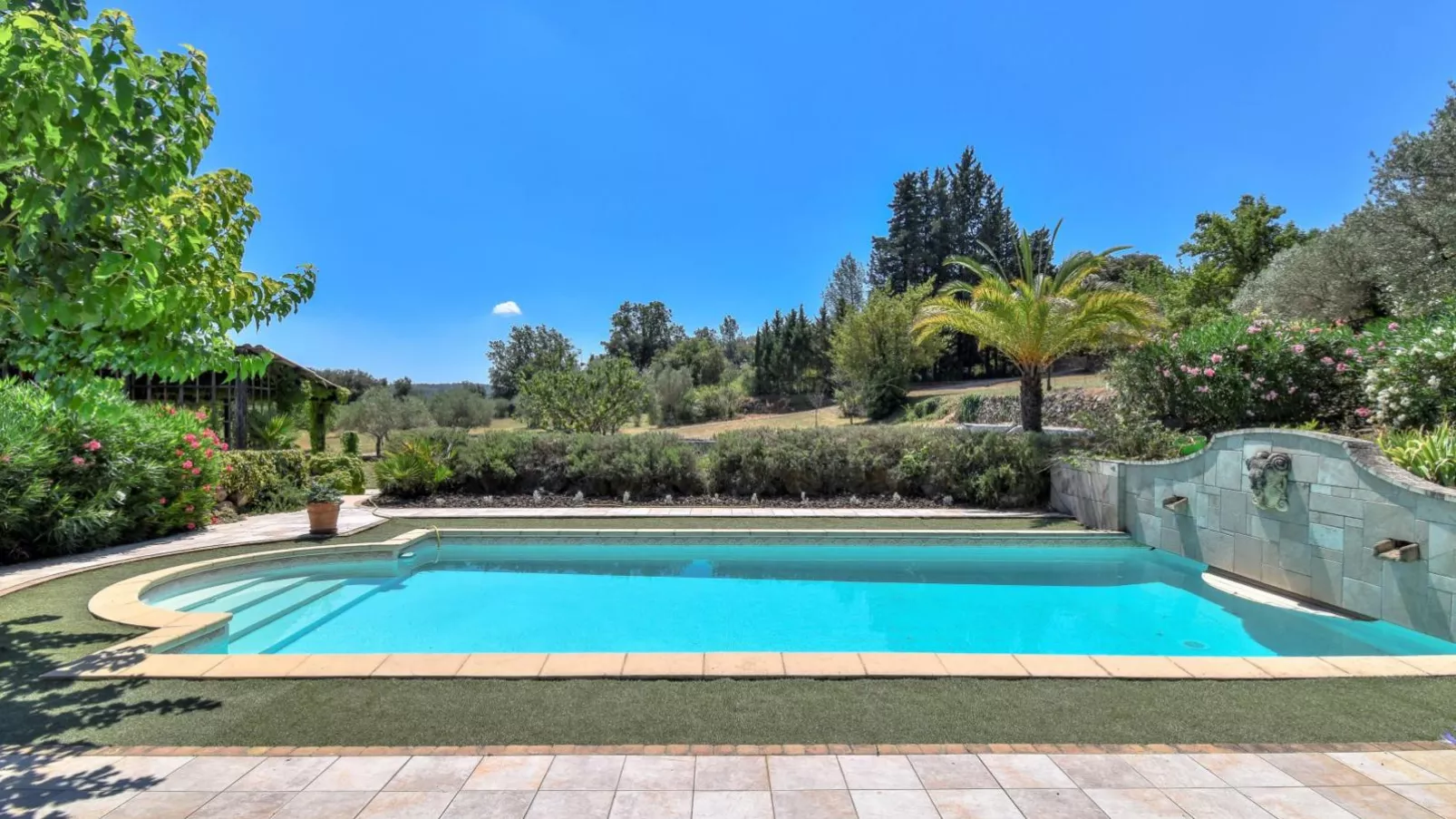 Mas de la Peirouard-Pool