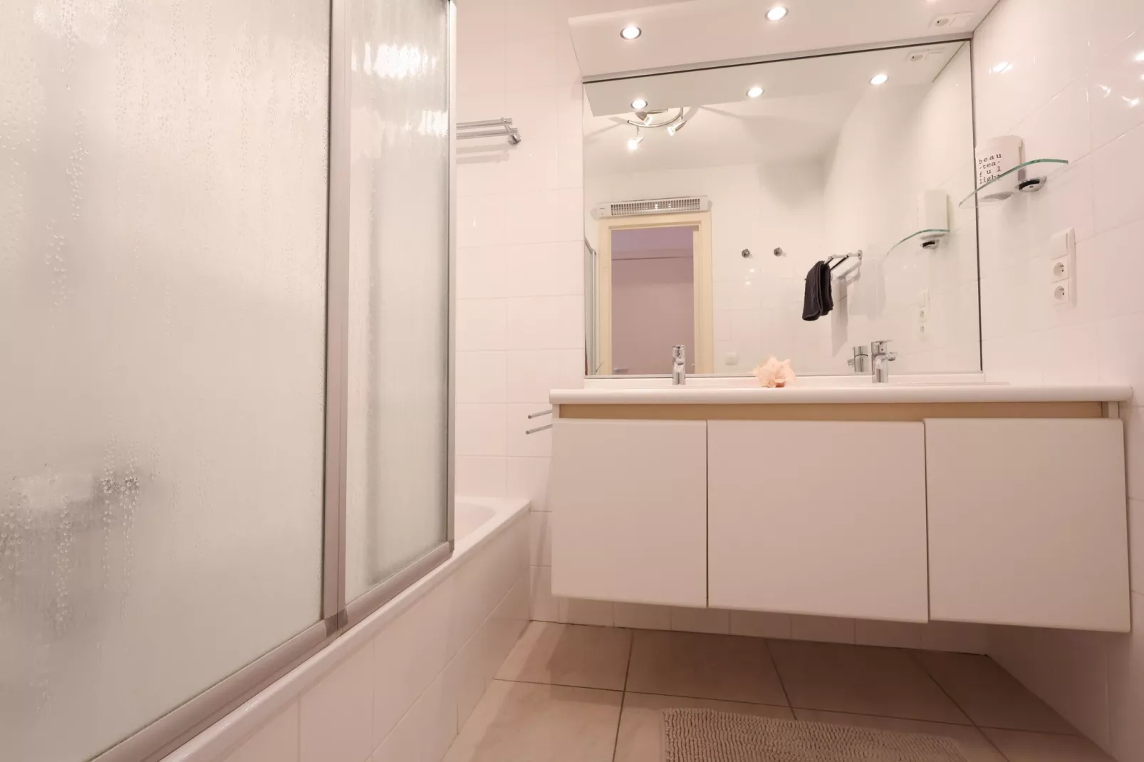PLAZA A1/A1A02-Bathroom