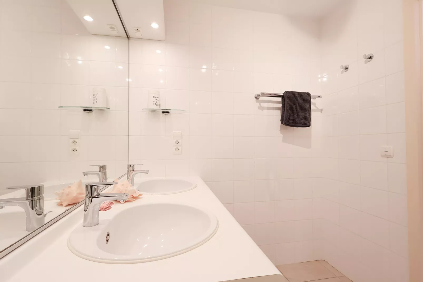 PLAZA A1/A1A02-Bathroom