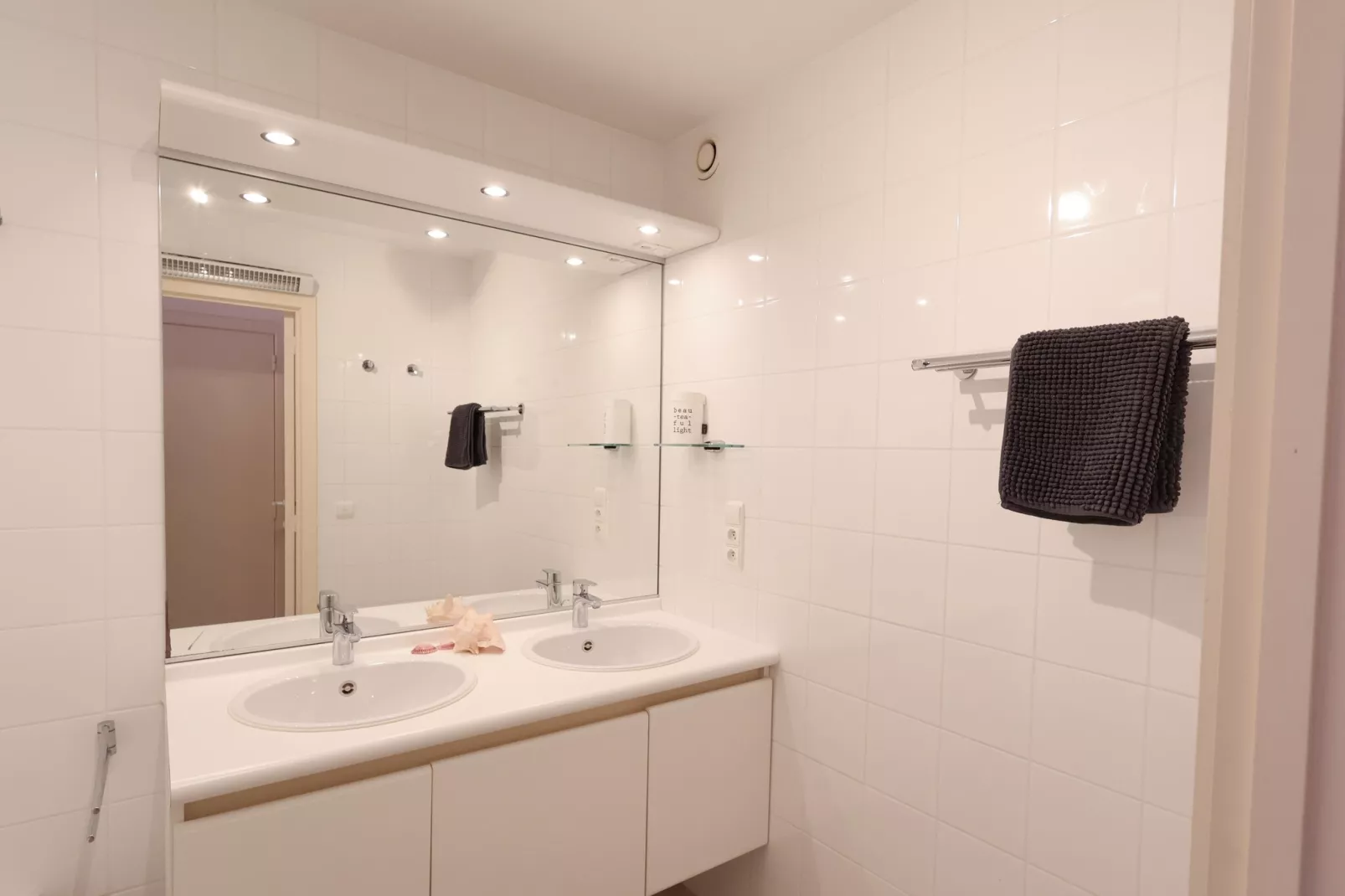 PLAZA A1/A1A02-Bathroom