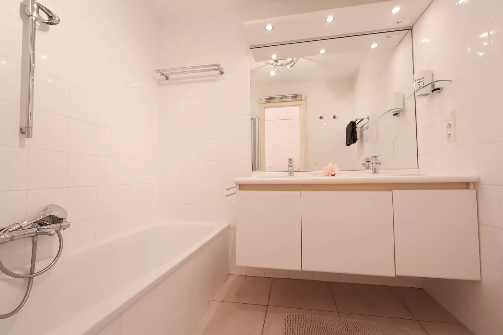PLAZA A1/A1A02-Bathroom