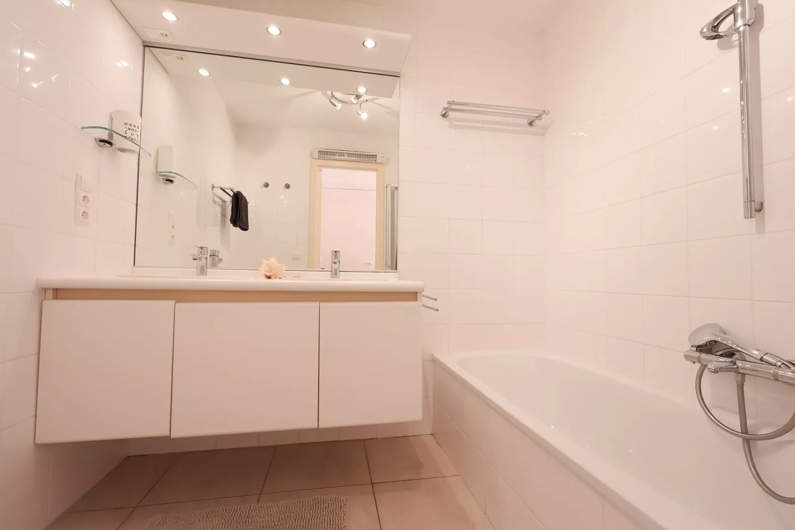 PLAZA A1/A1A02-Bathroom