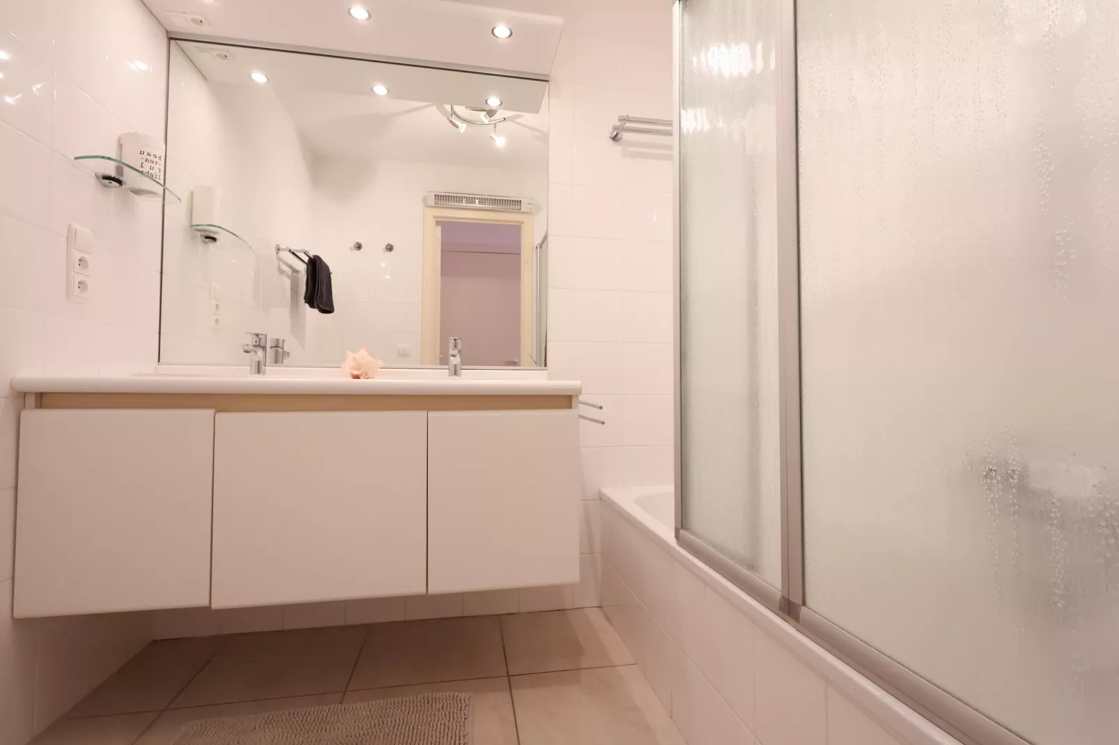 PLAZA A1/A1A02-Bathroom