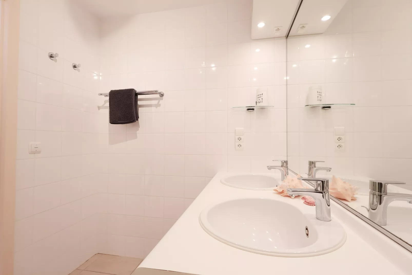 PLAZA A1/A1A02-Bathroom