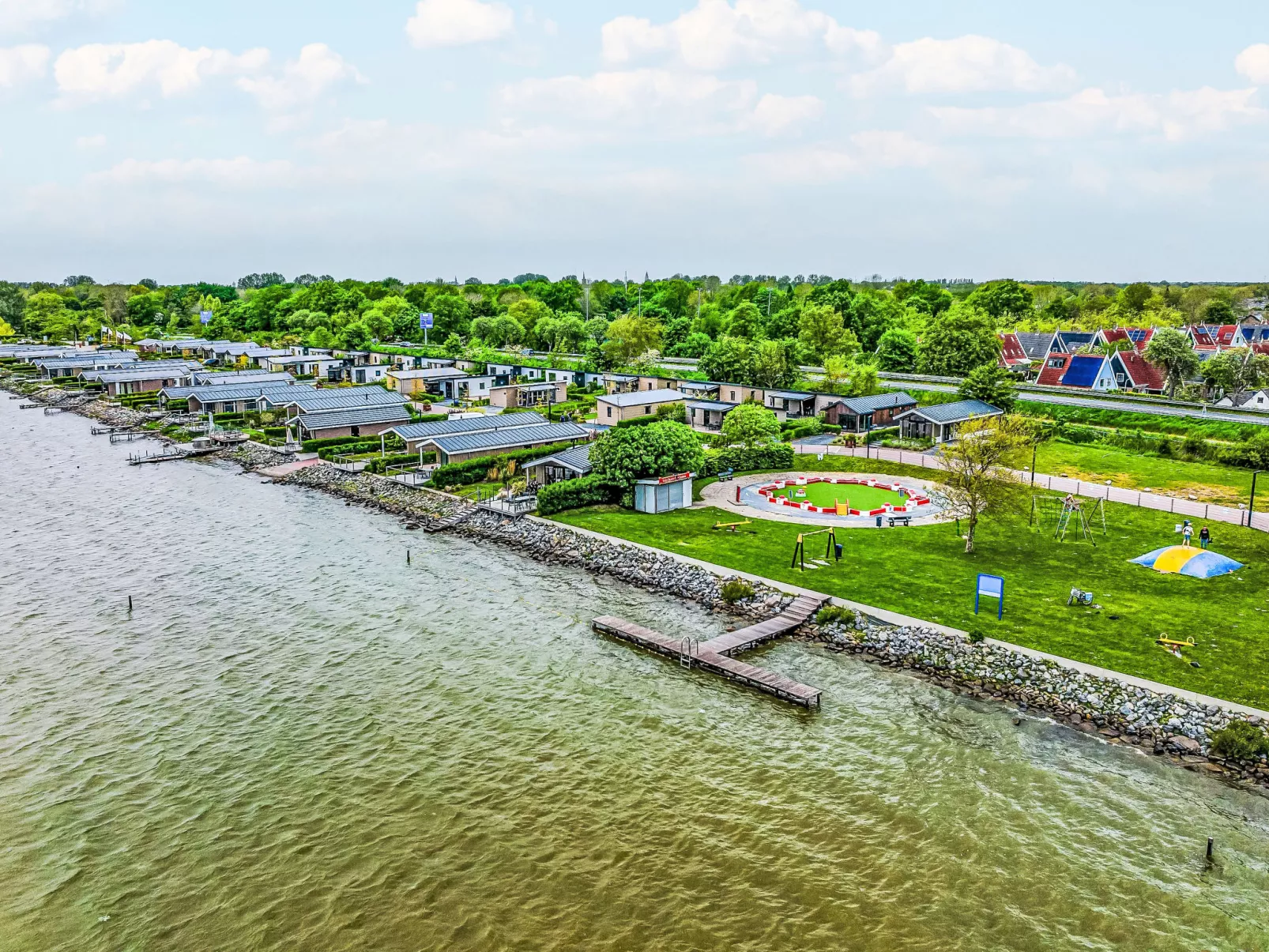 Pavilion Waterfront 4-Outside