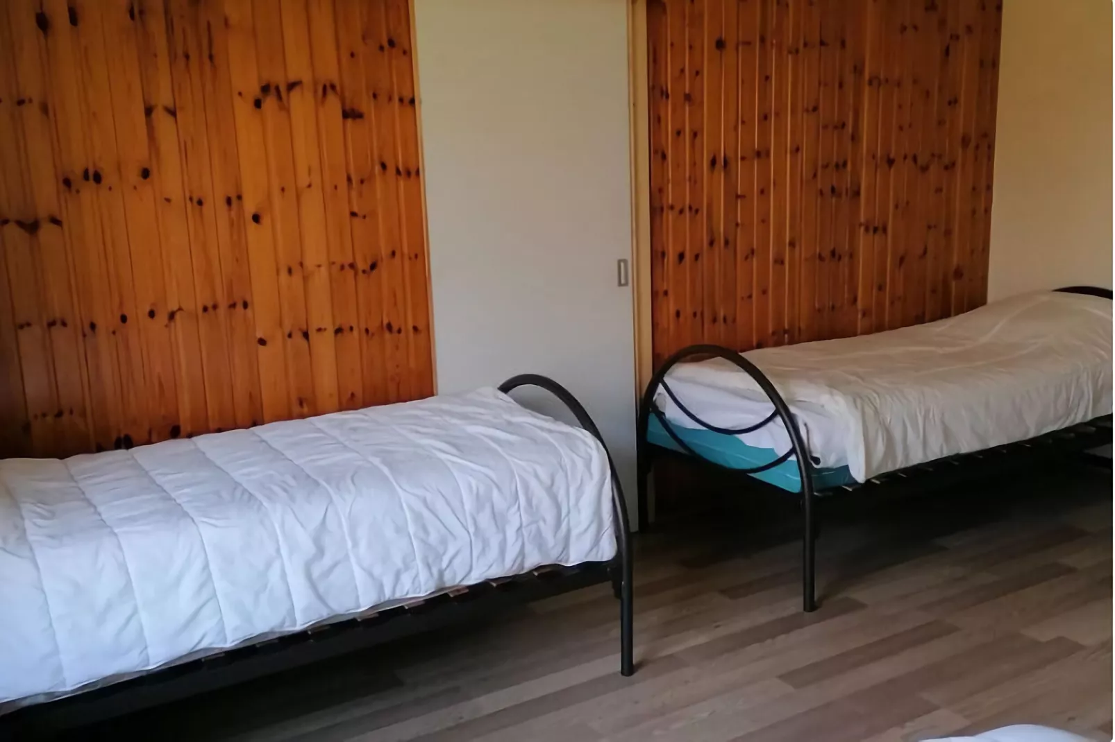 Les Hirondelle-Bedroom