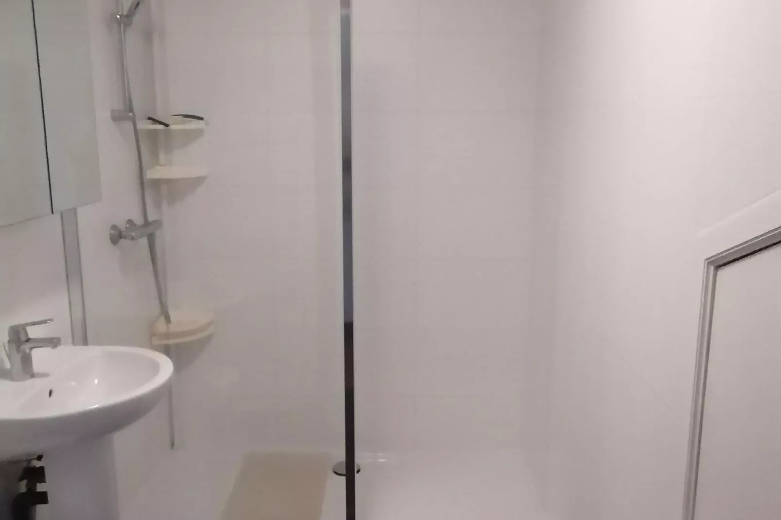 Les Hirondelle-Bathroom
