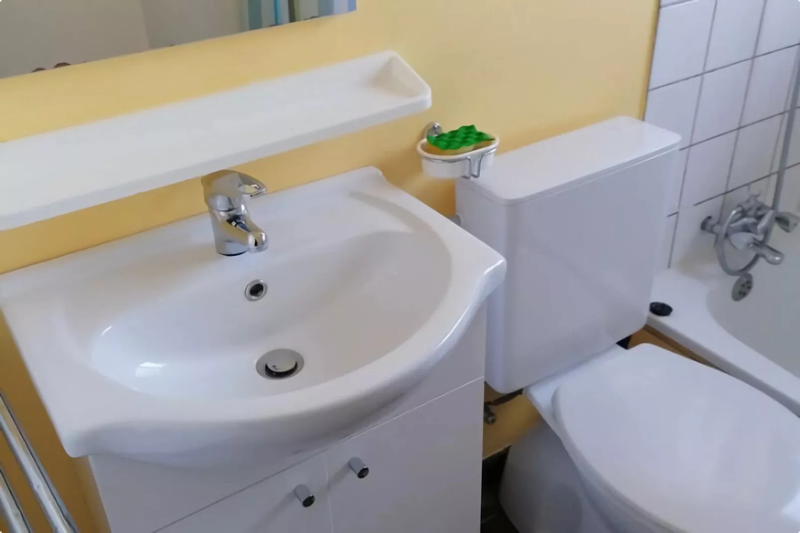 Les Hirondelle-Bathroom
