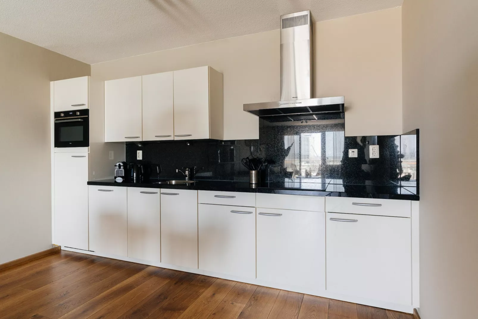 Scheveningen Harbour 40A-Kitchen