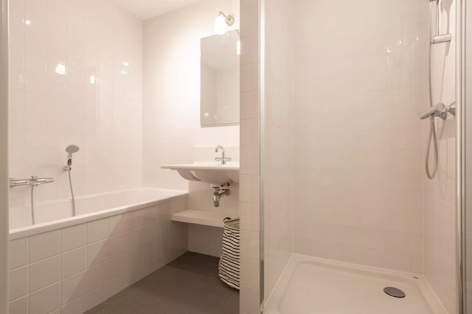 Scheveningen Harbour 76-Bathroom