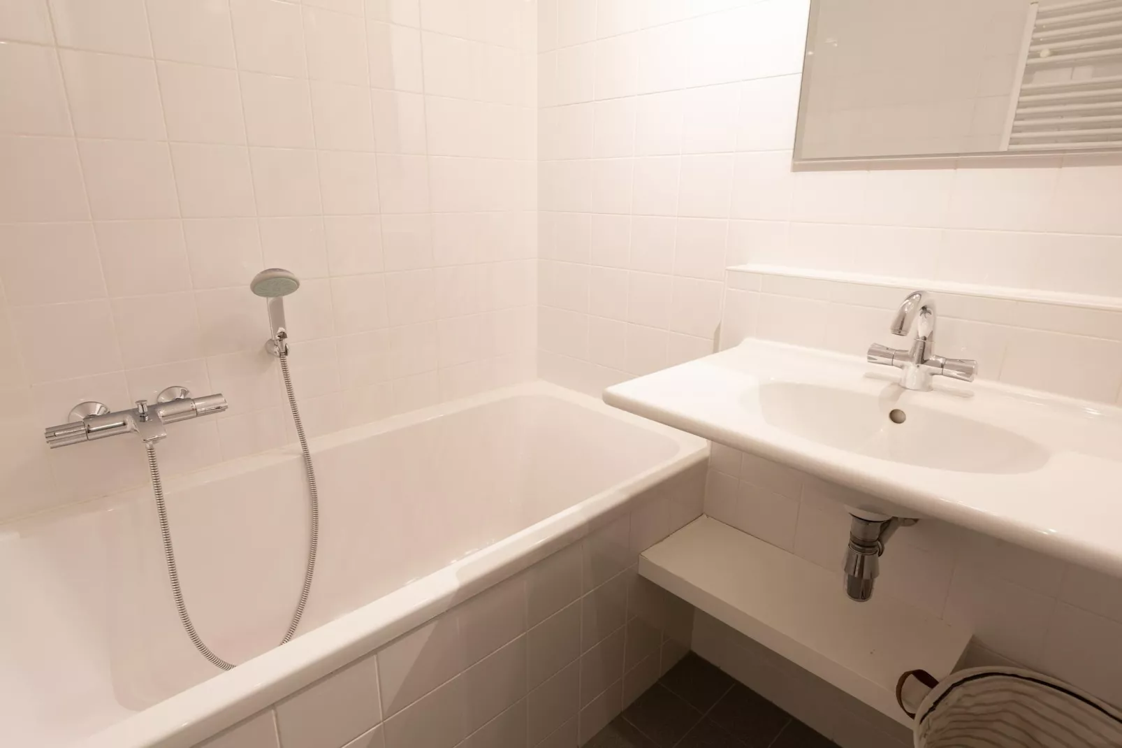 Scheveningen Harbour 76-Bathroom