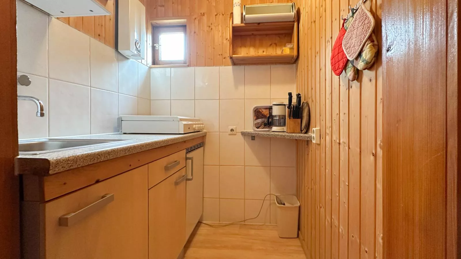 Forest Cabin-Kitchen