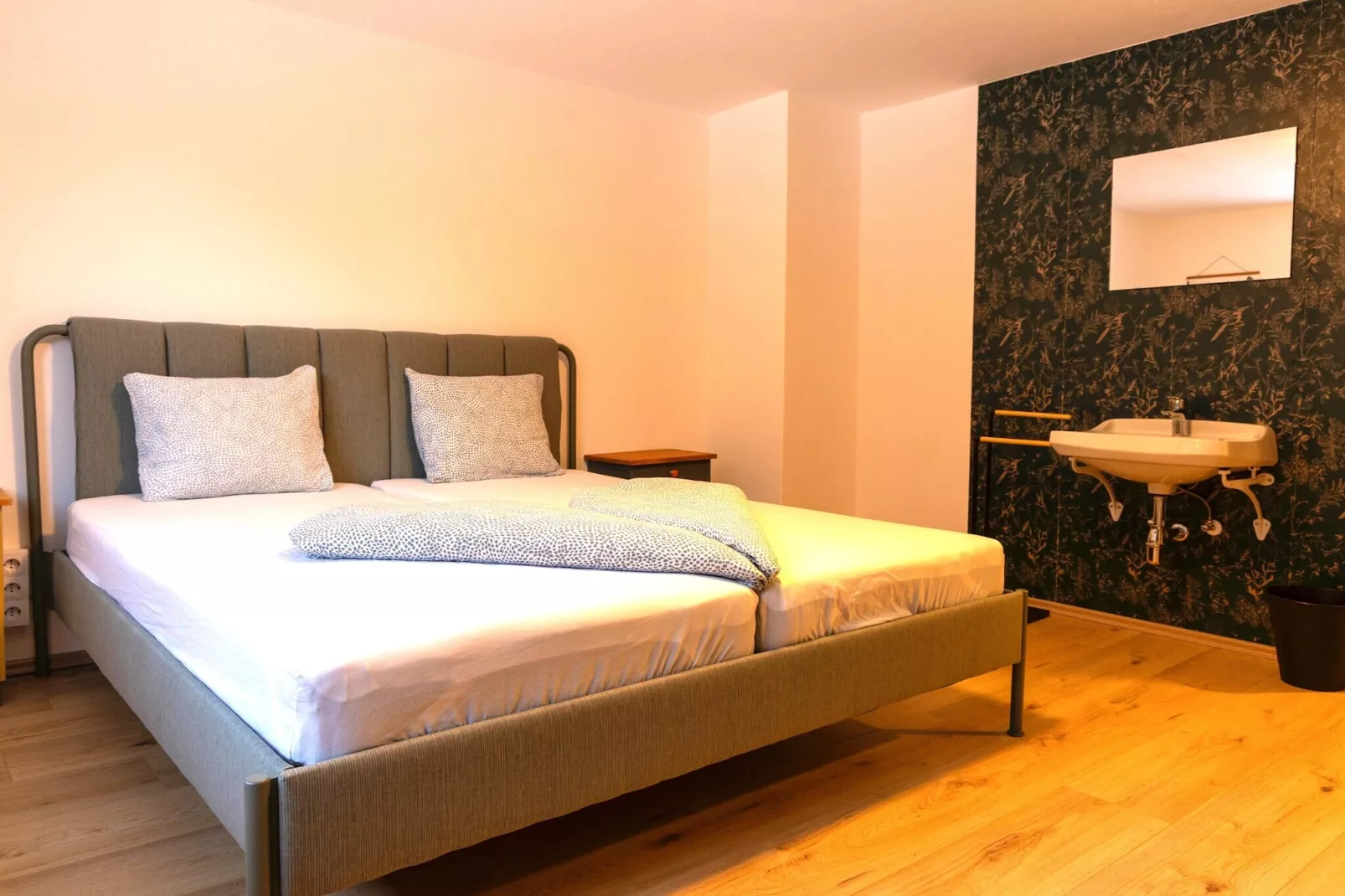 Backyard Mountain Hostel-Bedroom