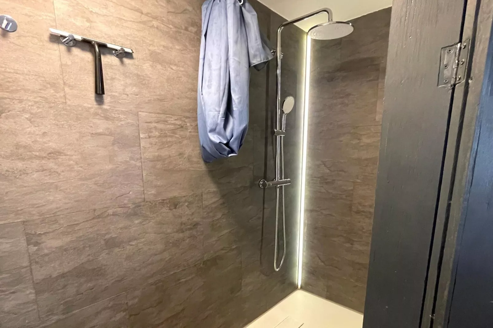 Backyard Mountain Hostel-Bathroom
