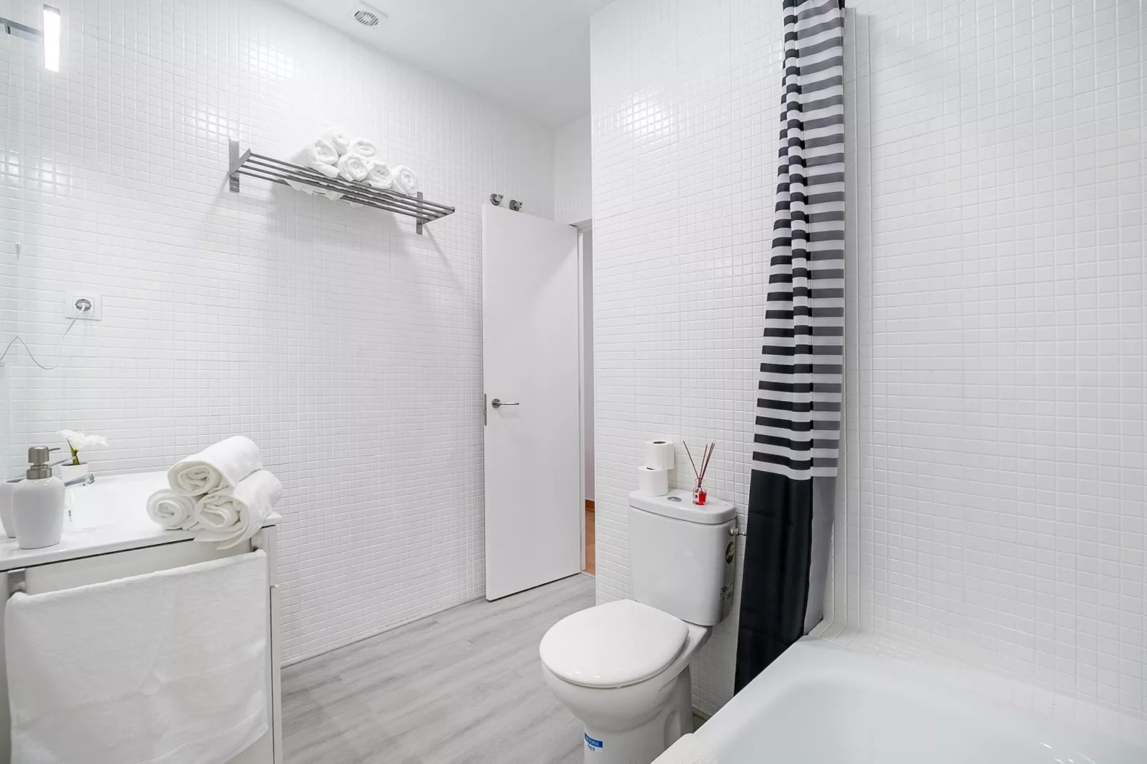 Tossa Apartment-Badezimmer