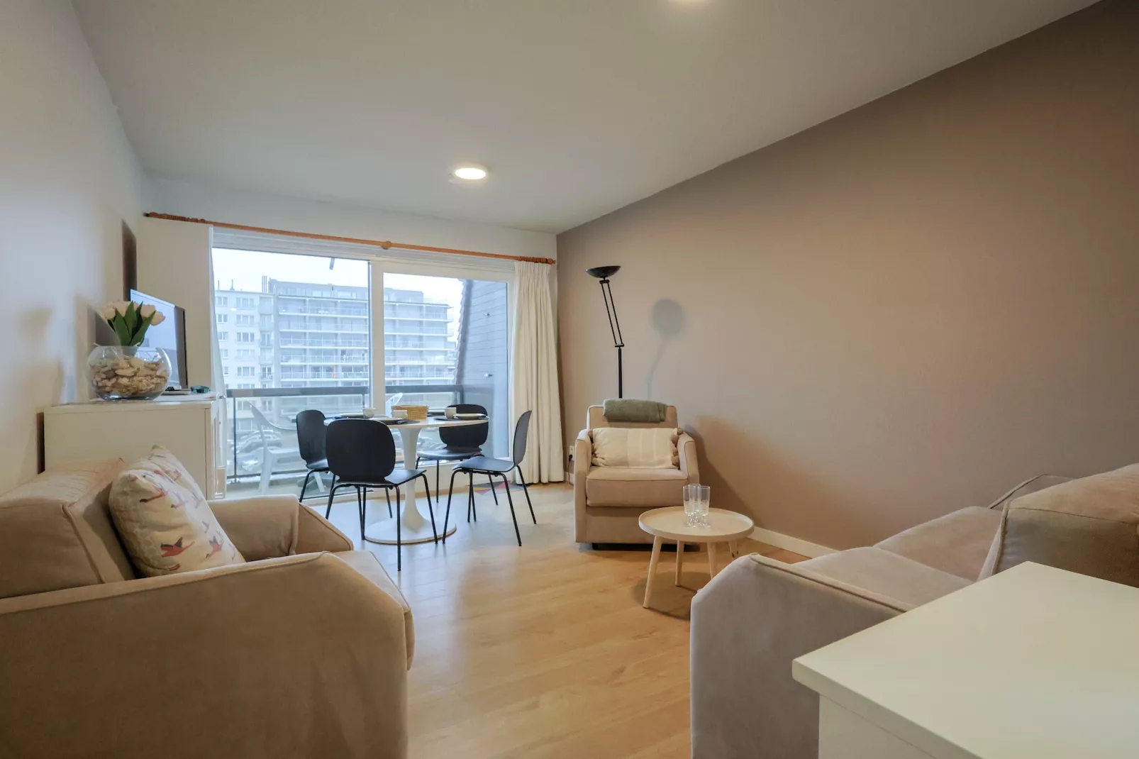 PLAZA J/0936-Living room