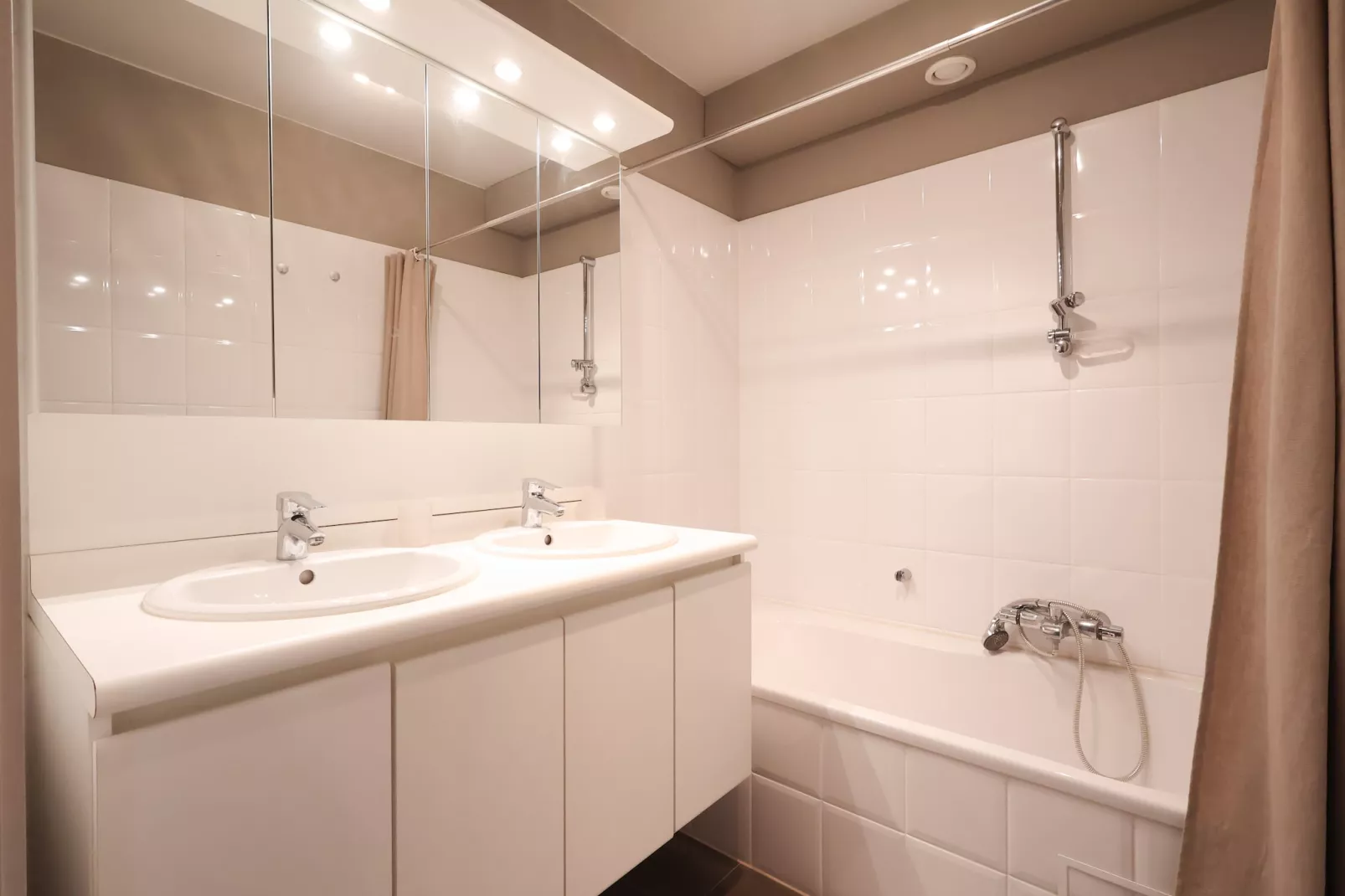 GAUQAB/GAUA3-Bathroom