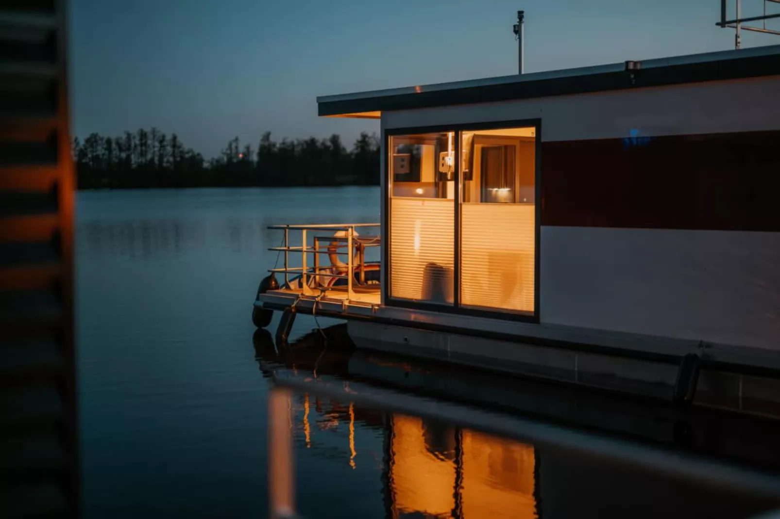 Hausboot in Zehdenick-Außenbereich Sommer
