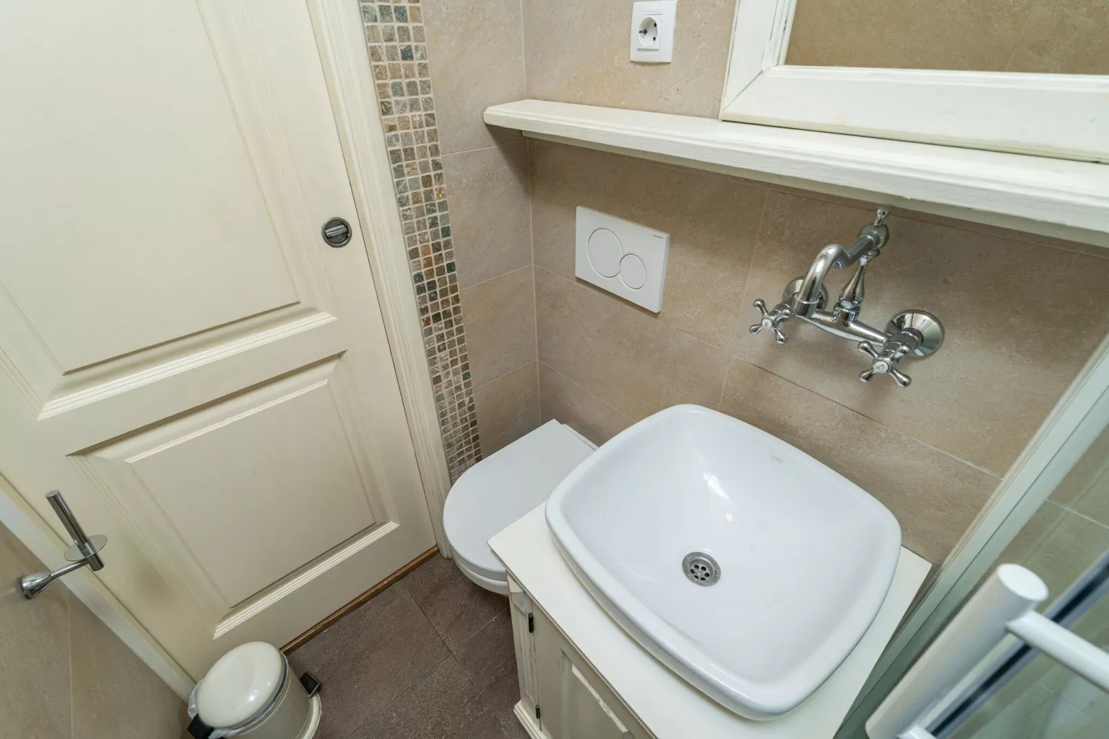 Guest House Lumin - Deluxe Double or Twin Room with City View (Second Floor) (BR2)-Bathroom