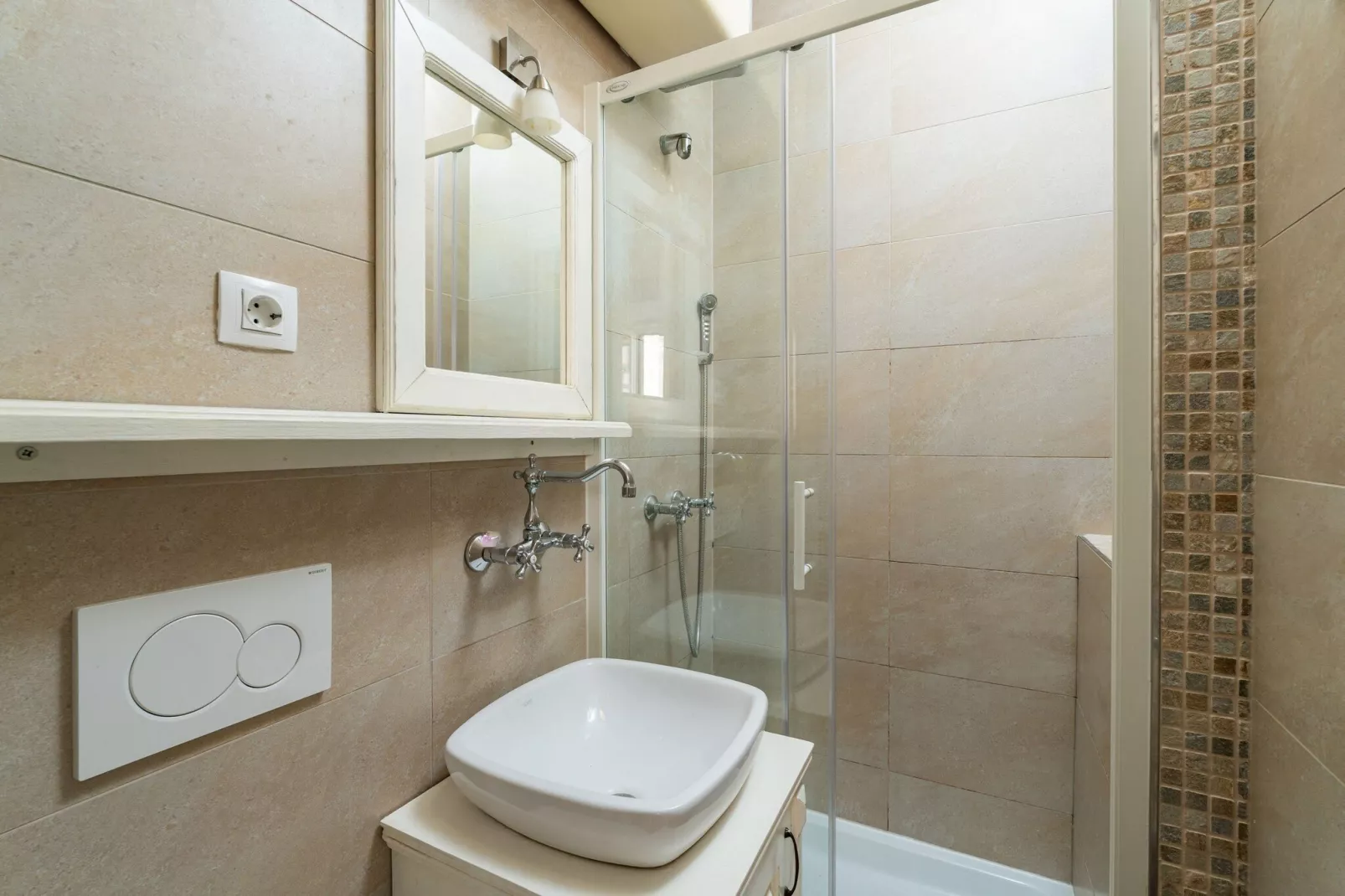 Guest House Lumin - Deluxe Double or Twin Room with City View (Second Floor) (BR2)-Bathroom