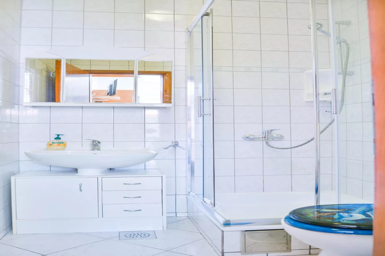 Niko 3-Bathroom