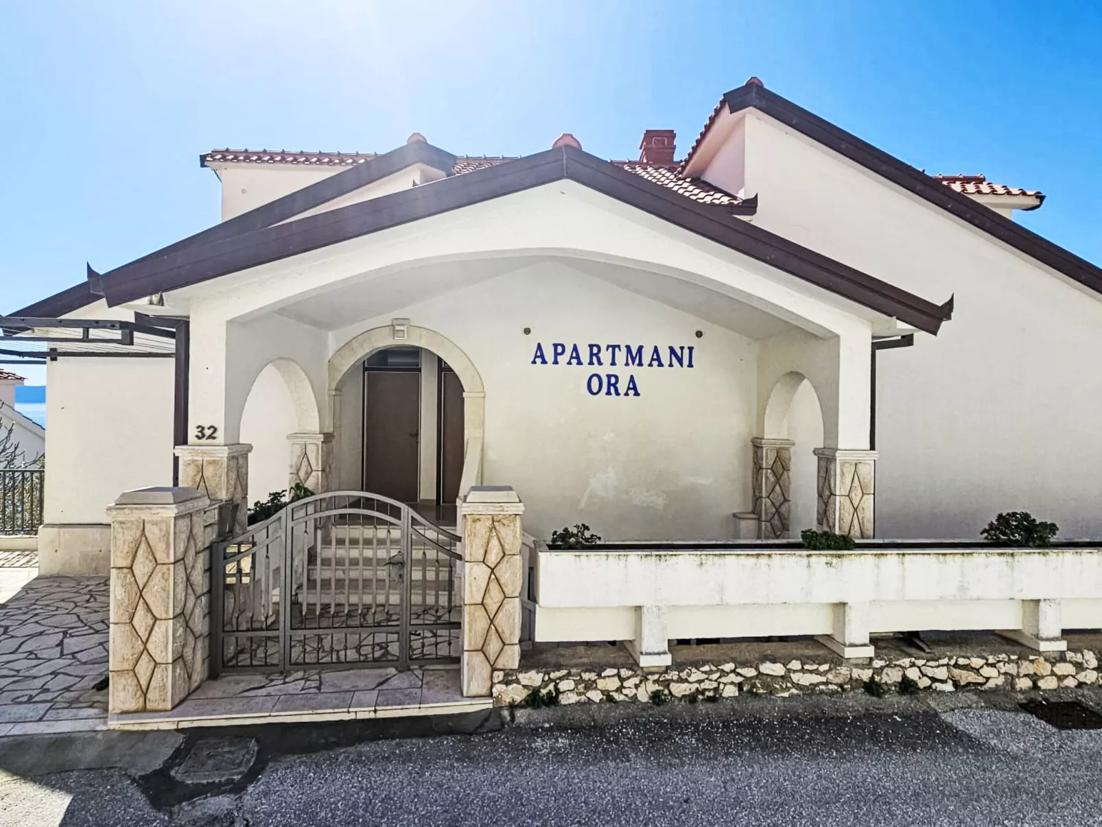 Lončar-Outside