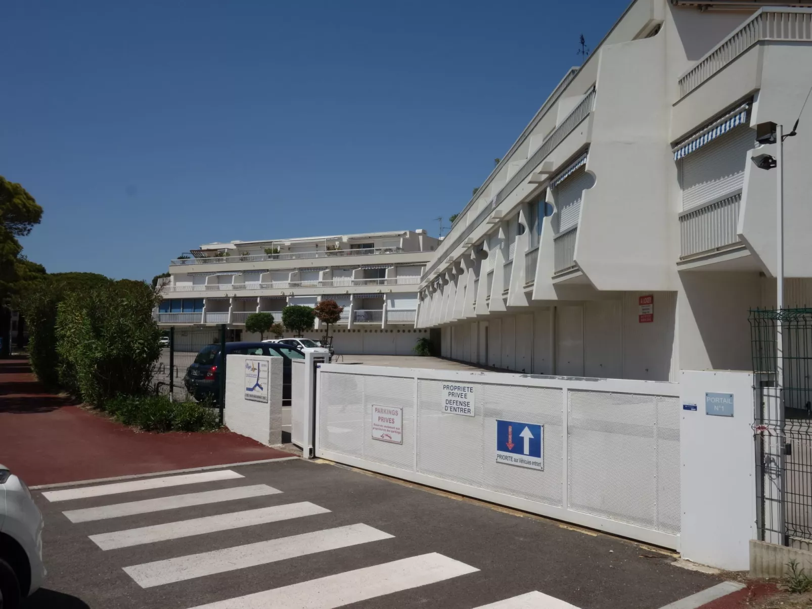 La Frégate-Outside