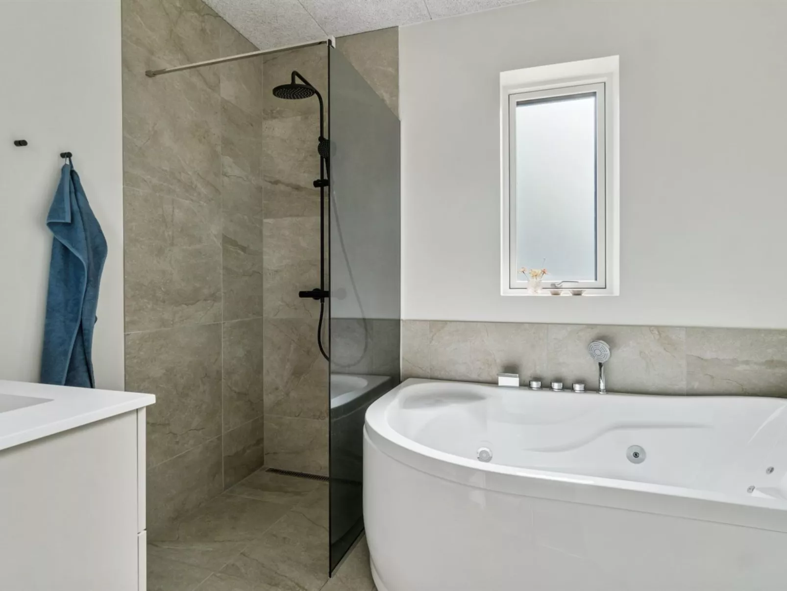 "Hortense" - 900m from the sea-Inside